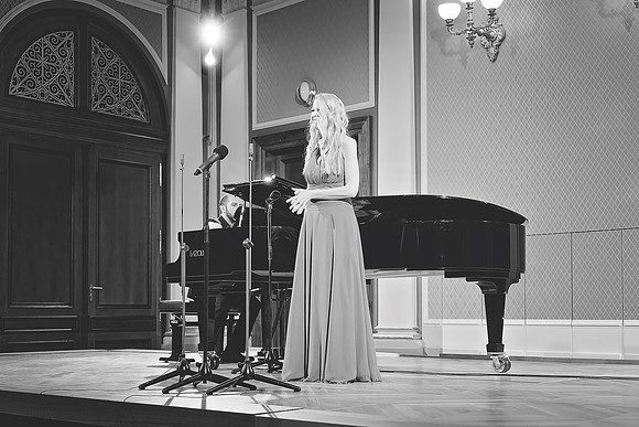 Edel Sanders - Prague Debut