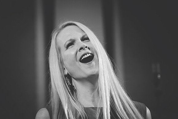 Edel Sanders - Prague Debut