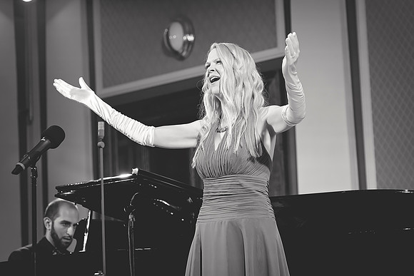 Edel Sanders - Prague Debut
