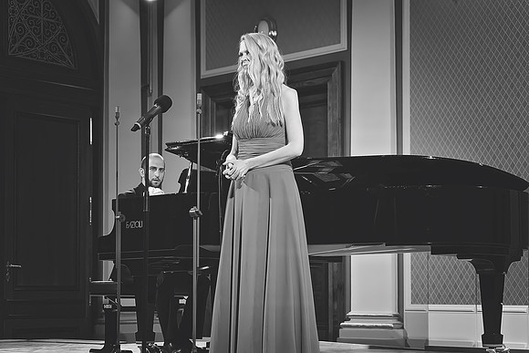 Edel Sanders - Prague Debute