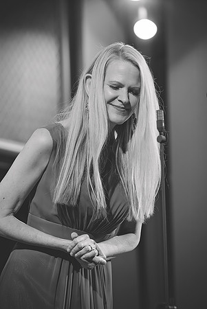 Edel Sanders - Prague Debut